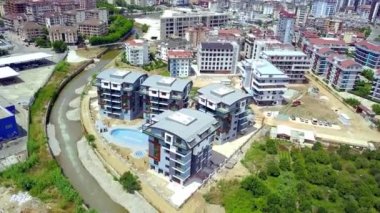 Yüzme havuzlu yeni otel kompleksi. Şarjör. Modern mimarisi ve tatil köyünde yüzme havuzu olan güzel otellerin en iyi manzarası.