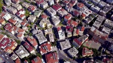 Kırmızı çatıları olan yüksek binaların üst manzarası. Şarjör. Şehrin manzarasında kırmızı çatıları olan güzel evler birbirine yakındır.