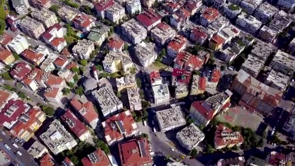 Vista superior de edifícios altos com telhados vermelhos. Clipe. Casas bonitas com telhados vermelhos estão localizados perto um do outro na paisagem da cidade — Vídeo de Stock