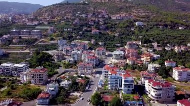 Dağın yeşil yamaçlarındaki tatil köyünün en üst manzarası. Şarjör. Dağların yeşil yamaçlarında kurulmuş güzel, modern bir şehir. Dağlardaki gelişen tatil köyü