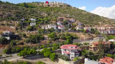 Turist yazıtı aşk şehri. Şarjör. Şehir aşkını simgeleyen turist yazıtlarının en üst görüntüsü. Yazıt. Alanya 'yı seviyorum. Turist yazıtlarına bayılırım Alanya tatil köyünün tepesindeki dağda yükseliyor.