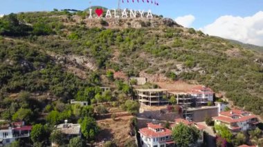 Turist yazıtı aşk şehri. Şarjör. Şehir aşkını simgeleyen turist yazıtlarının en üst görüntüsü. Yazıt. Alanya 'yı seviyorum. Turist yazıtlarına bayılırım Alanya tatil köyünün tepesindeki dağda yükseliyor.