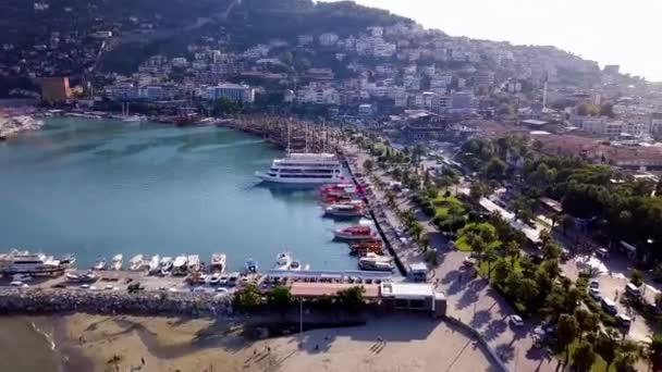 Vista superior del puerto con barcos de mar en la ciudad turística de montaña. Clip. Hermoso puerto con yates y barcos en el fondo de la ciudad en las tierras altas. Los buques portuarios esperan un nuevo viaje al mar — Vídeo de stock