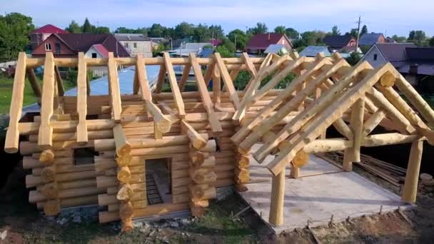 Frame houten huis in aanbouw. Een knip. Bovenaanzicht van het land houten huis aan het begin van de bouw is in frame vorm — Stockvideo