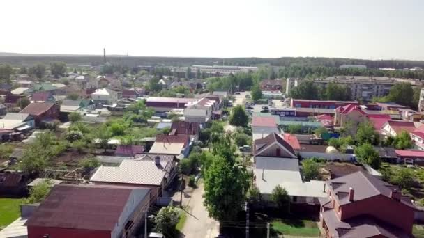 Blick von oben auf eine gerade Straße im Dorf mit Häusern. Archivmaterial. alte Industriestadt mit Privathäusern im Hintergrund von Wald und Horizont — Stockvideo