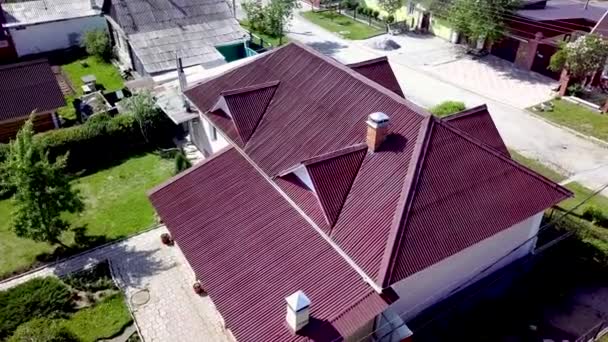 Κάτοψη της οροφής του εξοχικού. Στικ. Όμορφη νέα στέγη του σπιτιού που βρίσκεται στο χωριό. Roof καφέ ή σκούρο κόκκινο φαίνεται ακριβό και όμορφο — Αρχείο Βίντεο