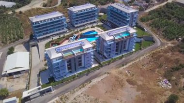 Yaz tatilinde yüzme havuzlu kompleks otel manzarası. Stok görüntüleri. Yüzme havuzu ve modern tasarım manzaralı güzel oteller.