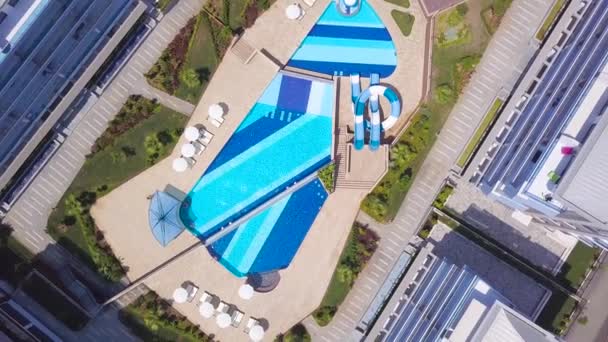 Blick von oben auf den schönen Pool komplexer Hotels. Archivmaterial. Schöne landschaftliche Gestaltung der Hotelanlage mit Schwimmbad — Stockvideo