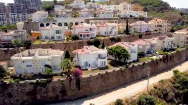 Dağ yamaçlarında bulunan binalar ve manzaralar. Stok görüntüleri. Dağ yamacındaki binaların ve kır evlerinin basamaklı manzarası. Dağ kasabası