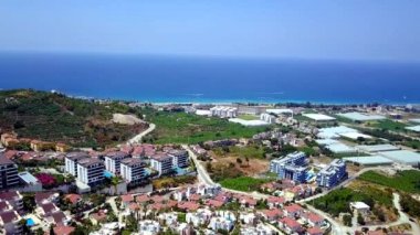 Tarım şehrinin deniz manzarası. Stok görüntüleri. Mavi deniz kıyısındaki kentte seralı tarım arazileri yer almaktadır. Güney modern şehrin güzel manzarası tarımla birlikte.