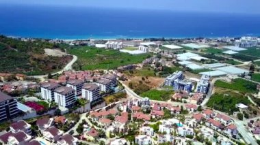 Tarım şehrinin deniz manzarası. Stok görüntüleri. Mavi deniz kıyısındaki kentte seralı tarım arazileri yer almaktadır. Güney modern şehrin güzel manzarası tarımla birlikte.