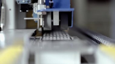 Yuvarlanan parçalar için makineye yakın çekim. Başla. Yuvarlanan ürünler için dönen dişli otomatik makine. Ahşap ürünleri işlemek için yeni makineleri olan endüstriyel girişim