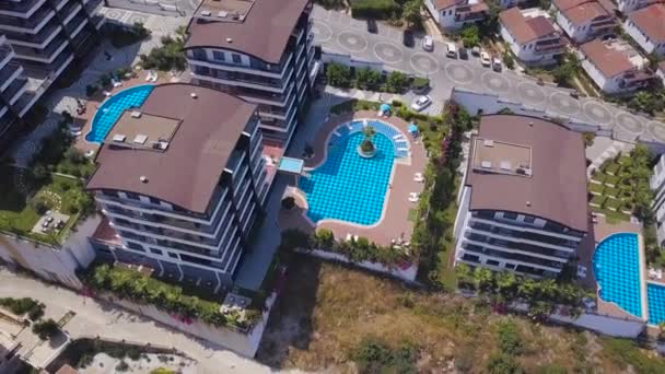 Bâtiments et paysage situés sur les pentes du mont. Images d'archives. Vue de dessus de l'emplacement en escalier des bâtiments et des chalets de la ville sur le flanc de montagne. Station de montagne ville — Video