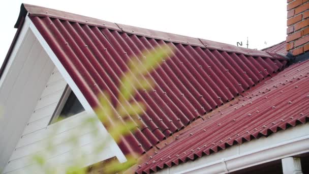 Telhado ondulado. Imagens de stock. Detalhes do telhado vermelho feito e coberto de perfil de metal. Close-up de cobertura de telhado de encostas de janelas laterais — Vídeo de Stock