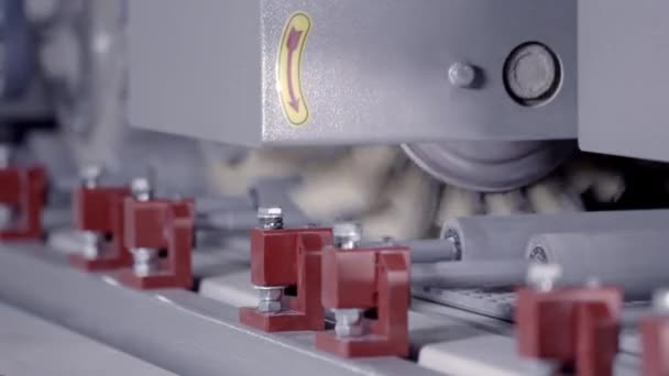 Gros plan de la machine automatisée avec brosses. L'action. Brosses automatisées rotatives sur la machine de production de l'entreprise. Machine industrielle avec brosses pour peinture ou nettoyage — Video