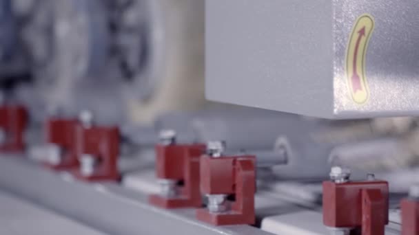 Close-up de máquina automatizada com escovas. Acção. Pincéis automatizados rotativos na máquina de produção da empresa. Máquina industrial com escovas para pintura ou limpeza — Vídeo de Stock