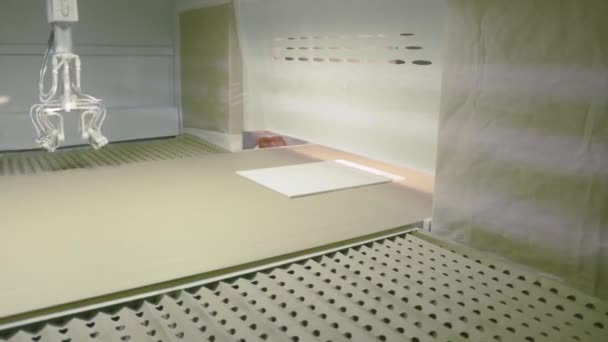 机器自动喷涂木板. 行动。 工业企业自动喷涂木板的内室 — 图库视频影像