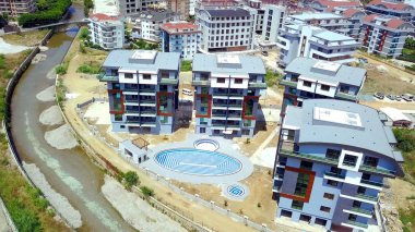 Yüksek binaları olan tatil köyü manzarası. Şarjör. Yaz tatili için çok katlı binaları ve otelleri olan güzel modern şehir.