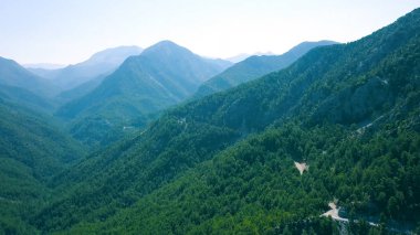 Yeşil dağ manzarasının en güzel manzarası. Şarjör. Gökyüzü arka planında yeşil örtüsü olan güzel dağ vadileri. Dağ vadilerinden geçen yollar yaz yolculuğu için mükemmeldir.