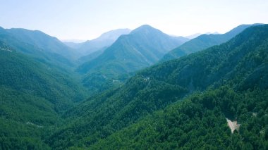 Yeşil dağ manzarasının en güzel manzarası. Şarjör. Gökyüzü arka planında yeşil örtüsü olan güzel dağ vadileri. Dağ vadilerinden geçen yollar yaz yolculuğu için mükemmeldir.