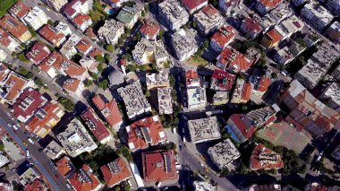 Kırmızı çatıları olan yüksek binaların üst manzarası. Şarjör. Şehrin manzarasında kırmızı çatıları olan güzel evler birbirine yakındır.