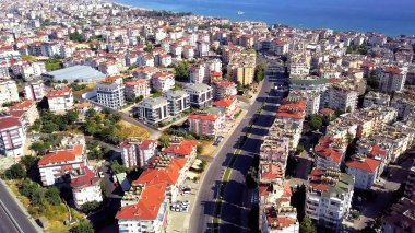 Blue Sea yakınlarındaki dağ kıyısındaki tatil köyünün en üst manzarası. Şarjör. Deniz kıyısındaki güzel şehir manzarası. Deniz ufkundan şehir manzarası