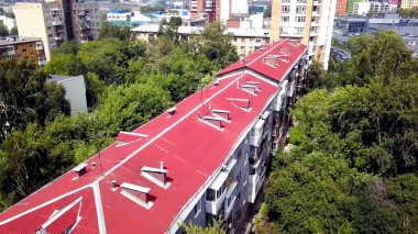 Çok katlı bir binanın kırmızı çatısının üst manzarası. Stok görüntüleri. Çok katlı apartmanın kırmızı çatısının üst görüntüsü