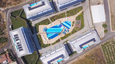 Karmaşık otellerin güzel manzarası. Stok görüntüleri. Yüzme havuzlu otel kompleksinin güzel peyzaj tasarımı