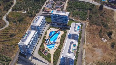 Karmaşık otellerin güzel manzarası. Stok görüntüleri. Yüzme havuzlu otel kompleksinin güzel peyzaj tasarımı