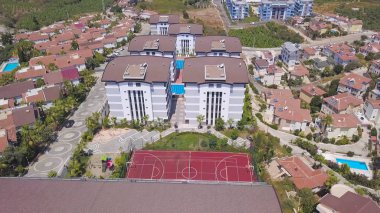 Dağ yamaçlarında bulunan binalar ve manzaralar. Stok görüntüleri. Dağ yamacındaki binaların ve kır evlerinin basamaklı manzarası. Dağ kasabası