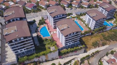 Dağ yamaçlarında bulunan binalar ve manzaralar. Stok görüntüleri. Dağ yamacındaki binaların ve kır evlerinin basamaklı manzarası. Dağ kasabası