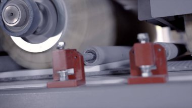 Fırçalı otomatik makineye yakın çekim. Başla. Şirketin üretim makinesinde otomatik fırçalar dönüyor. Boya ve temizlik için fırçaları olan endüstriyel makine