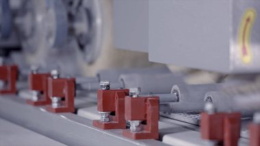 Fırçalı otomatik makineye yakın çekim. Başla. Şirketin üretim makinesinde otomatik fırçalar dönüyor. Boya ve temizlik için fırçaları olan endüstriyel makine