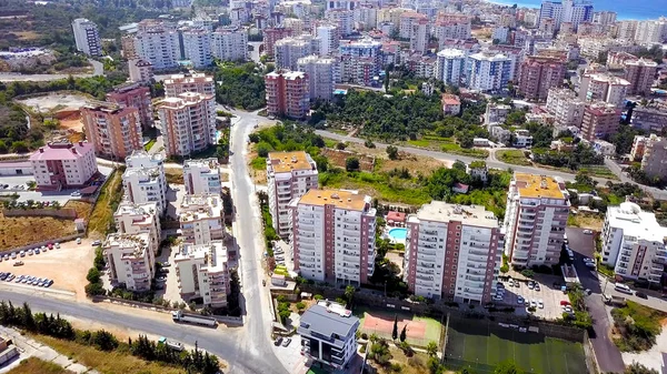 Bovenaanzicht van resortstad met hotels en appartementengebouwen. Een knip. Prachtige huizen met meerdere verdiepingen en prachtige buitenkant van de badplaats in de zomer — Stockfoto