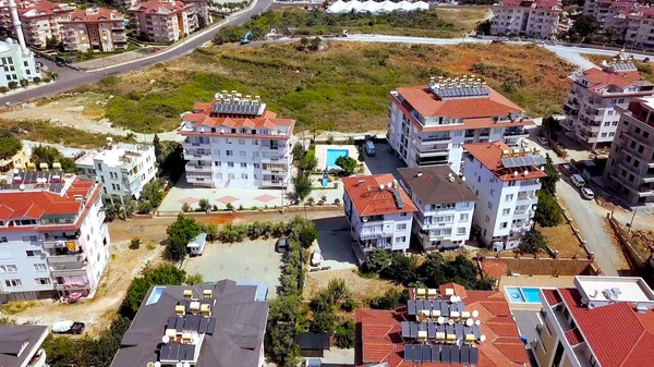 Vista dall'alto degli hotel con piscina in estate. Clip. Complesso con alberghi a più piani e piscina nella località turistica. Vacanze estive con comfort — Foto Stock