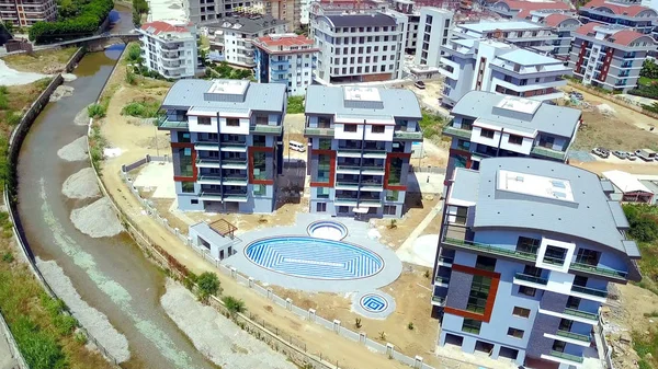 Yüksek binaları olan tatil köyü manzarası. Şarjör. Yaz tatili için çok katlı binaları ve otelleri olan güzel modern şehir.