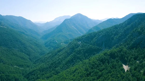 Yeşil dağ manzarasının en güzel manzarası. Şarjör. Gökyüzü arka planında yeşil örtüsü olan güzel dağ vadileri. Dağ vadilerinden geçen yollar yaz yolculuğu için mükemmeldir.