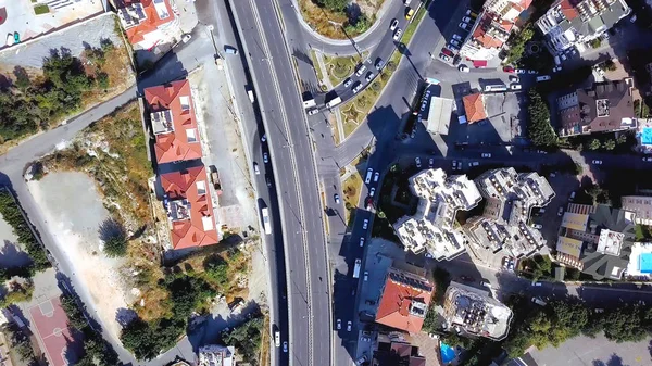 Blue Sea yakınlarındaki dağ kıyısındaki tatil köyünün en üst manzarası. Şarjör. Deniz kıyısındaki güzel şehir manzarası. Deniz ufkundan şehir manzarası
