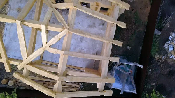 Πλαίσιο ξύλινο σπίτι υπό κατασκευή. Κλιπ. Κάτοψη της χώρας ξύλινο σπίτι στην αρχή της κατασκευής είναι σε μορφή καρέ — Φωτογραφία Αρχείου