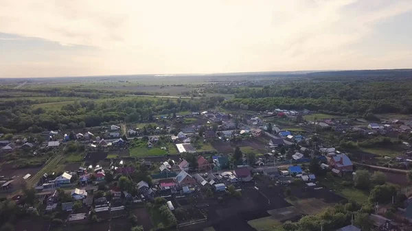 Top kilátás város nyaralók a horizonton az ég nyáron. Csípés. Gyönyörű vidék a falu hátterében zöld fák és mezők elérik a horizont — Stock Fotó