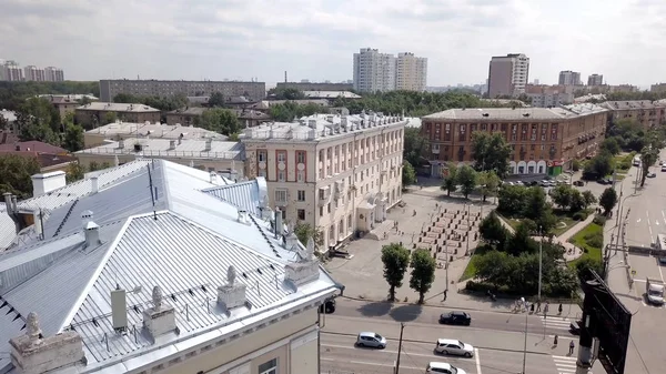 城市里的旧楼和小广场的顶视图。 库存录像。 以多云的天空为背景，以建筑和小广场为中心的古城 — 图库照片
