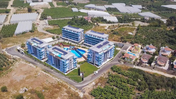 Karmaşık otellerin güzel manzarası. Stok görüntüleri. Yüzme havuzlu otel kompleksinin güzel peyzaj tasarımı