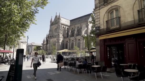Toeristen wandelen op het Saint-Michel plein in de buurt van de beroemde Basicila, oude architectuur concept. Actie. Prachtige Europese straat en oude kathedraal in een zomer. — Stockvideo