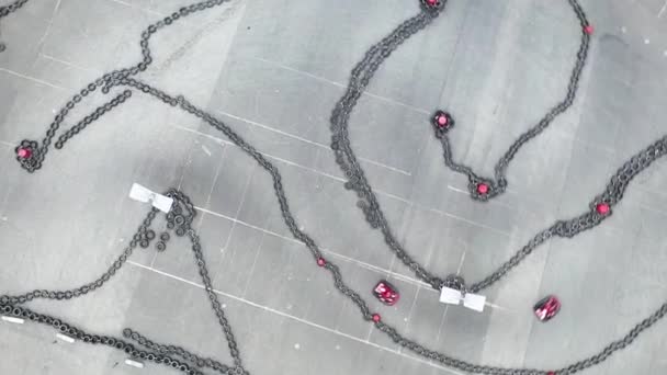 Vue aérienne de la piste de karting avec des petits karts rouges mobiles, concept de course et de sport automobile. Les médias. Vue de dessus des courbes sur piste de karting . — Video