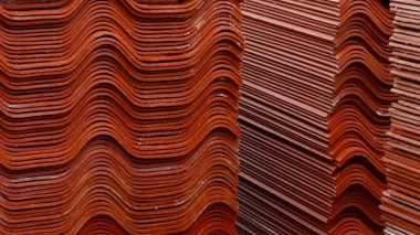 Yığın kırmızı çatı kiremit, inşaat sanayi için hammadde. Stok görüntüleri. Kırmızı çatı kiremitli depo