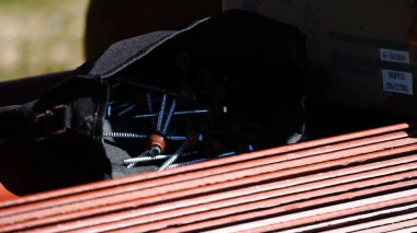 Küçük yapı nesneleriyle çanta. Stok görüntüleri. Vidalar açık çanta. Şehir dışında bir evin montajı veya inşası