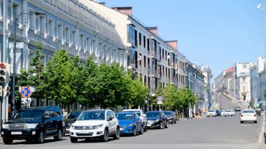 Kazan, Rusya-Haziran, 2019: kazan 'ın yoğun sokaklarında şehir yaşamının görünümü. Stok görüntüleri. Güzel eski binalarla yol