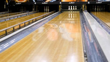 Bowling pimleri bir topun tarafına uçuyor. Medya. Bowling topu Pins çökertiyor