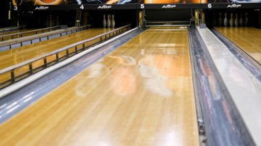 Bowling pimleri bir topun tarafına uçuyor. Medya. Bowling topu Pins çökertiyor