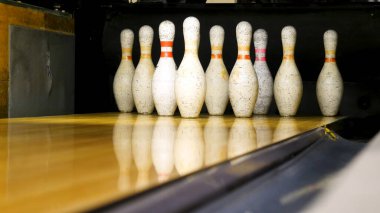 Beyaz iğneler bowling hattında. Medya. Bowling Pins oyun için bir satır vardır